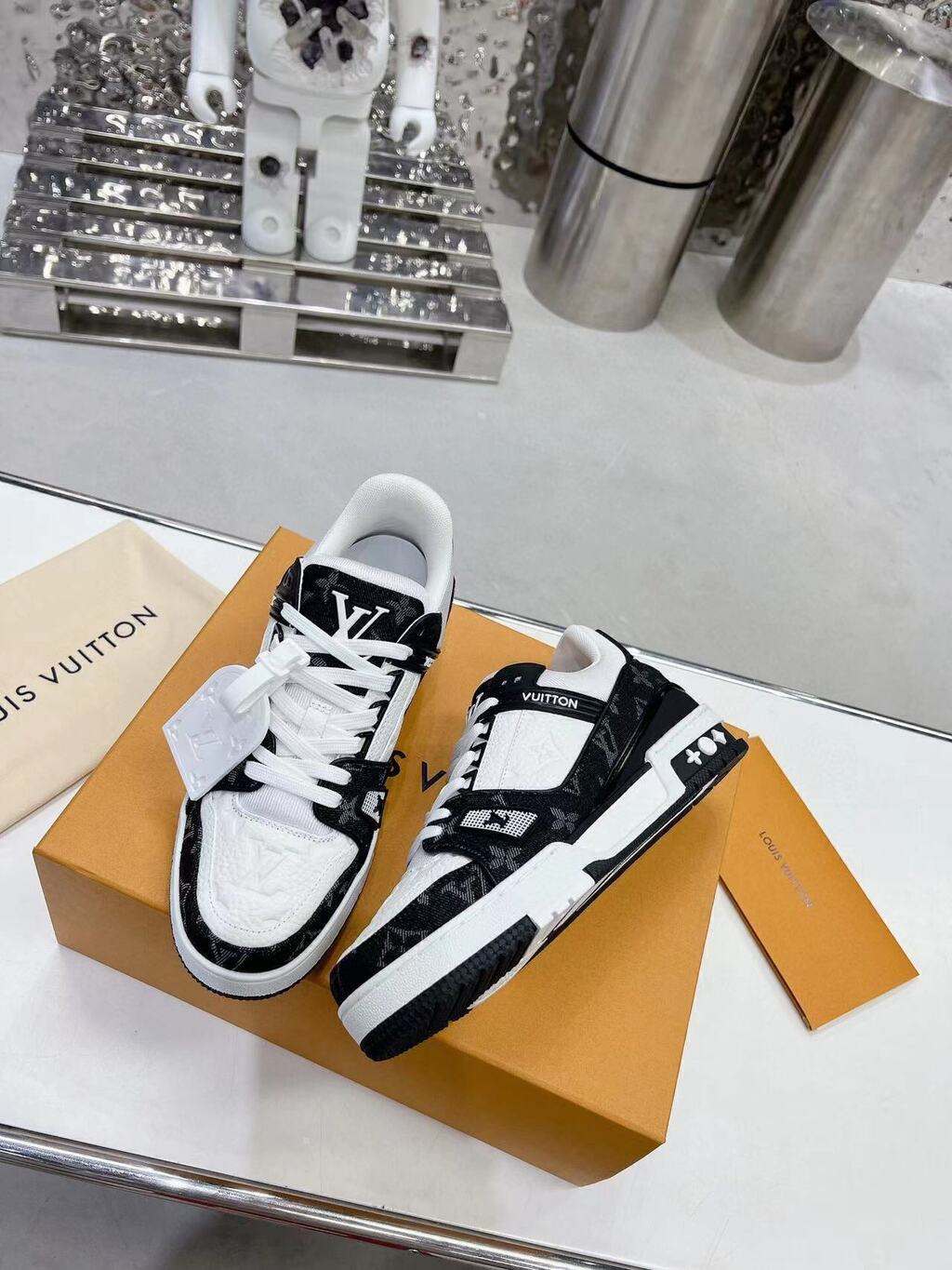 Lv Trainer White Black.