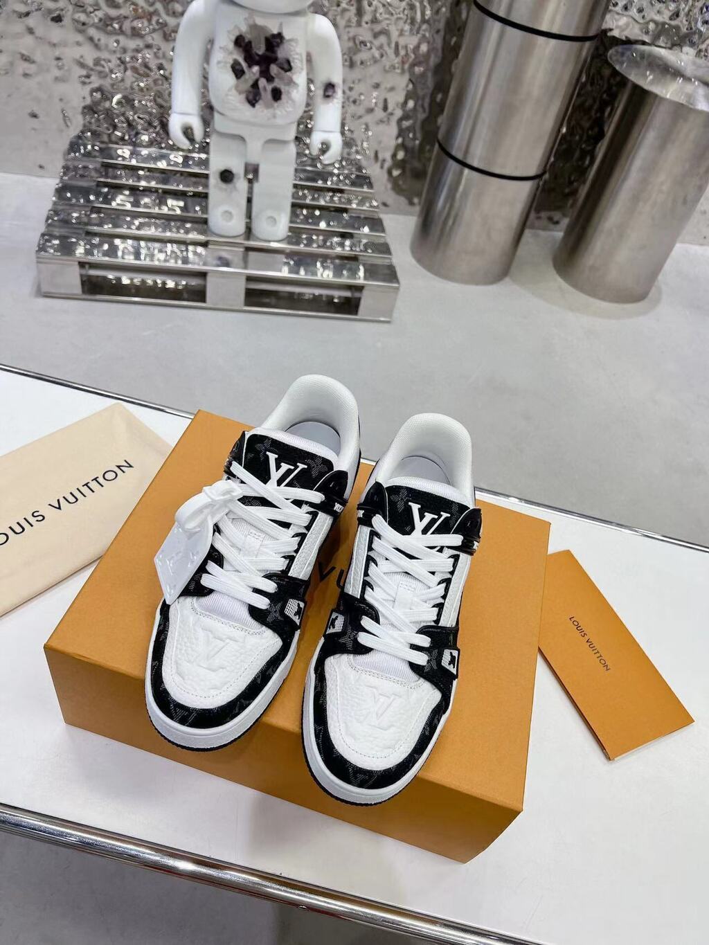 Lv Trainer White Black.