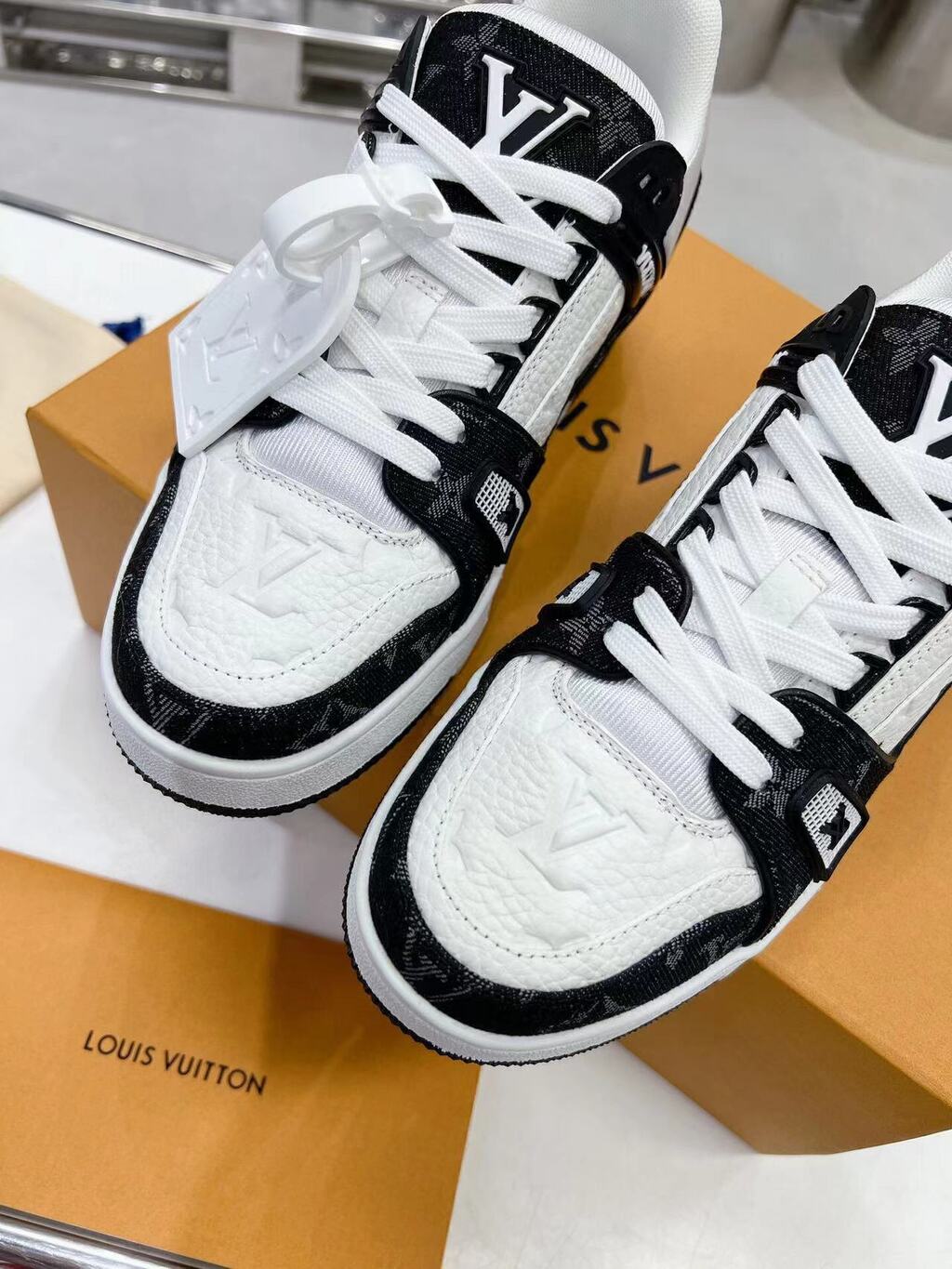 Lv Trainer White Black.