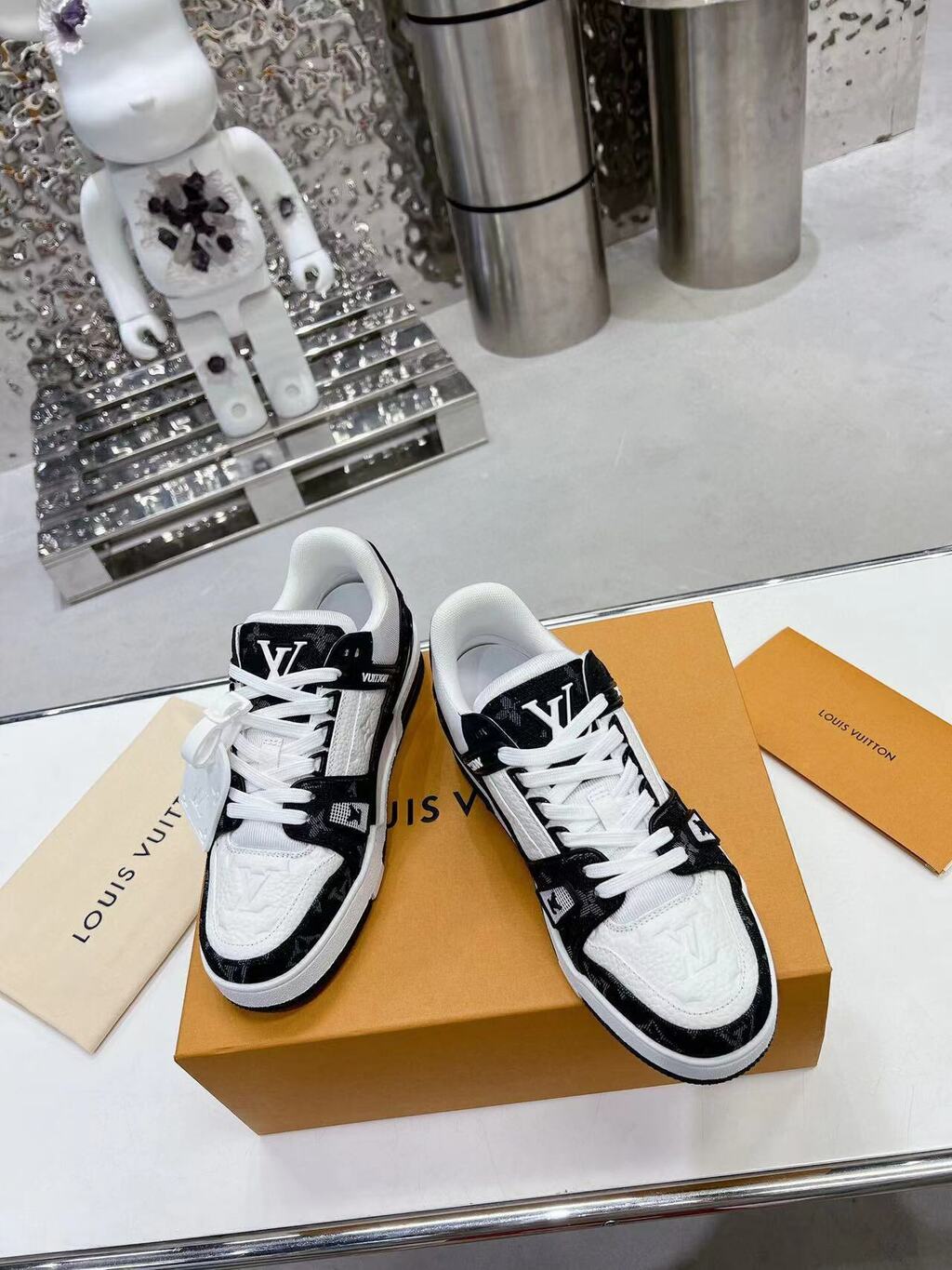 Lv Trainer White Black.