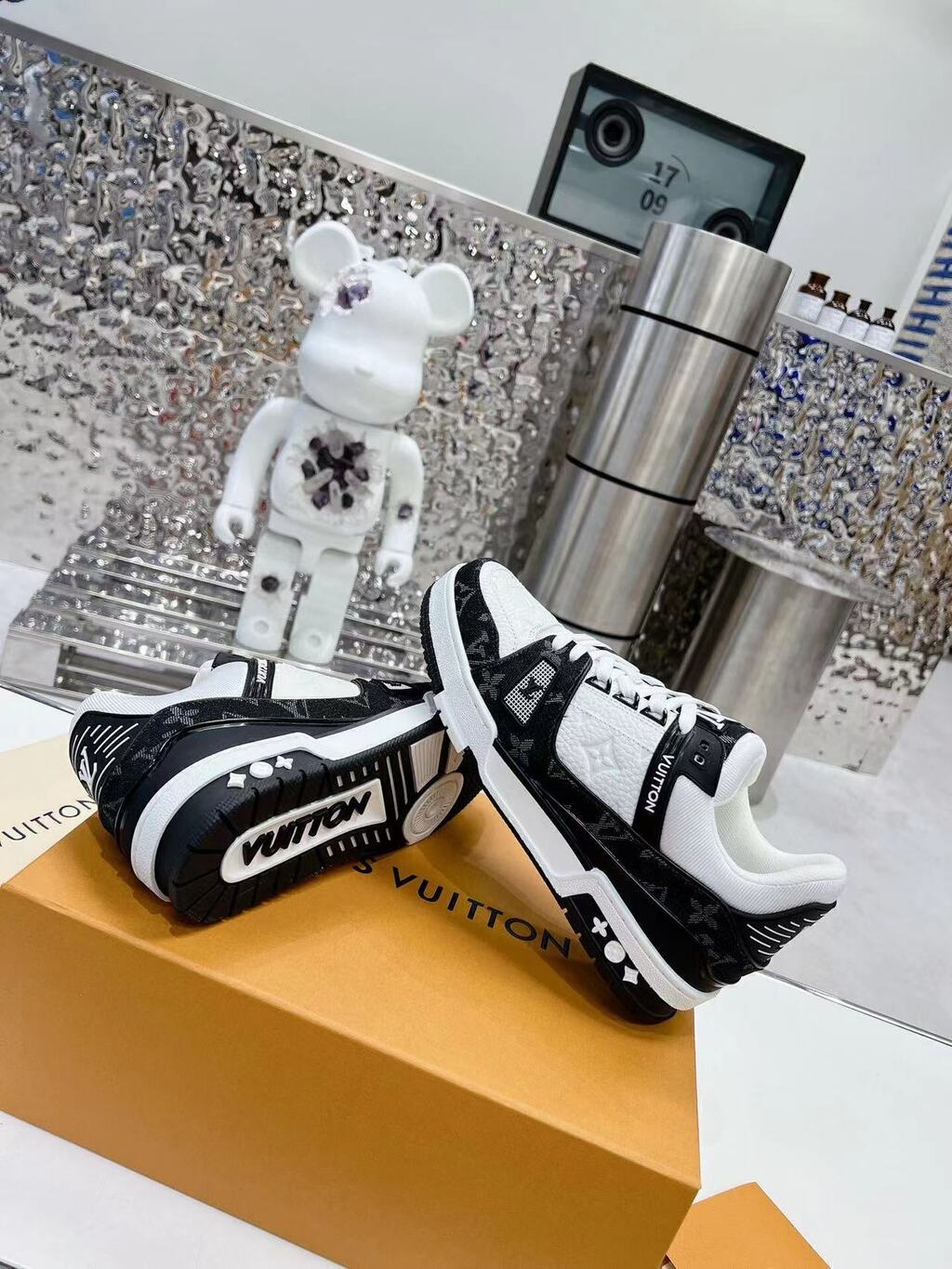 Lv Trainer White Black.