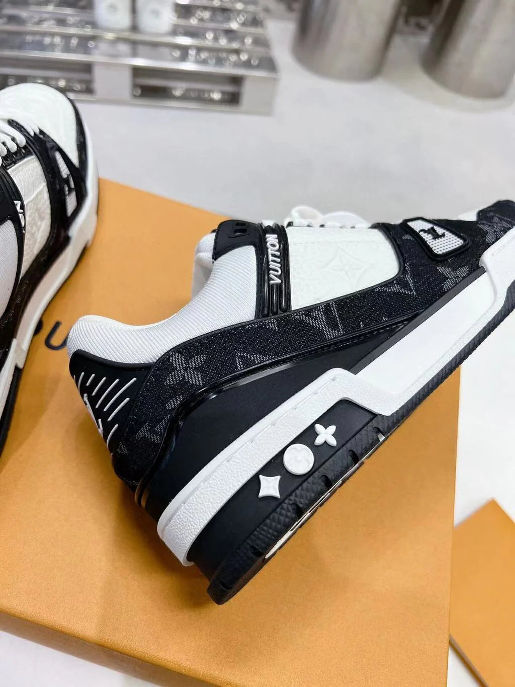 Lv Trainer White Black.